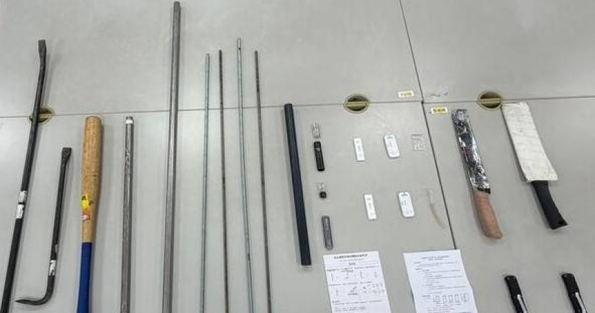 醉漢工地發酒瘋遭炒魷魚不甘被趕竟回現場「揪輸贏」，警追車搜出毒品刀械。（圖／翻攝畫面）
