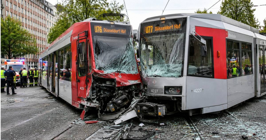 德國西部城市杜塞道夫（Düsseldorf）2輛電車於當地時間23日上午11:30，在1條繁忙的街道上發生對撞事故。（示意圖／AI生成）