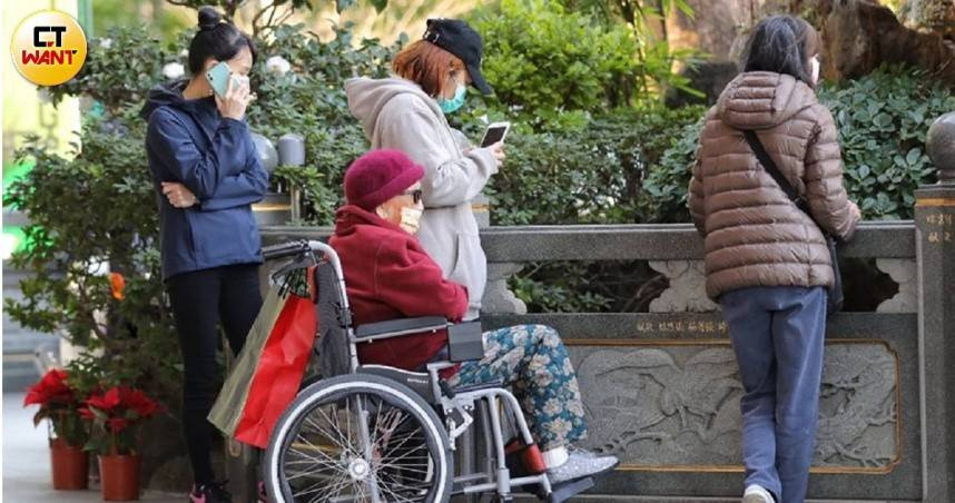 政府推動數位轉型的同時，也應協助長者跨越數位落差，避免影響福利使用權益。（示意圖／CTWANT攝影組）