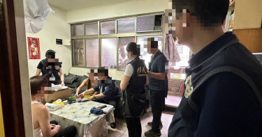 移民署台北專勤隊日前循線溯源逮獲有移工以蚵仔煎店當掩護，對外販售假證件。（圖／翻攝畫面）
