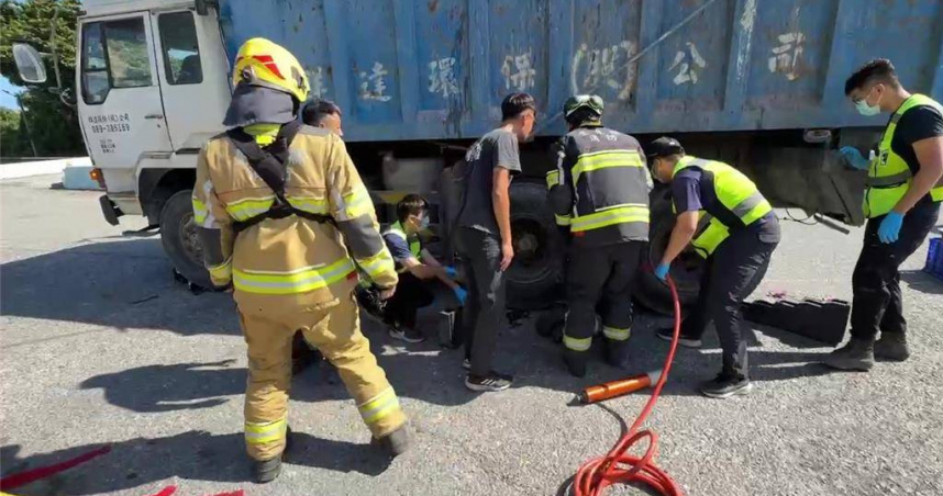 台東死亡車禍！騎士遭捲貨車底　拖出明顯無生命跡象