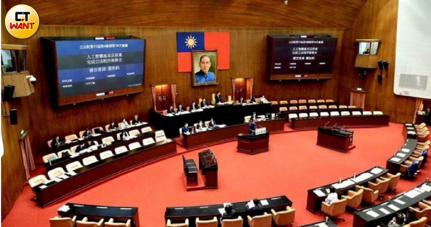 立法院三讀通過《電信管理法》修正案，放寬低軌衛星業者投資限制，提升台灣通訊韌性。（圖／CTWant攝影組）