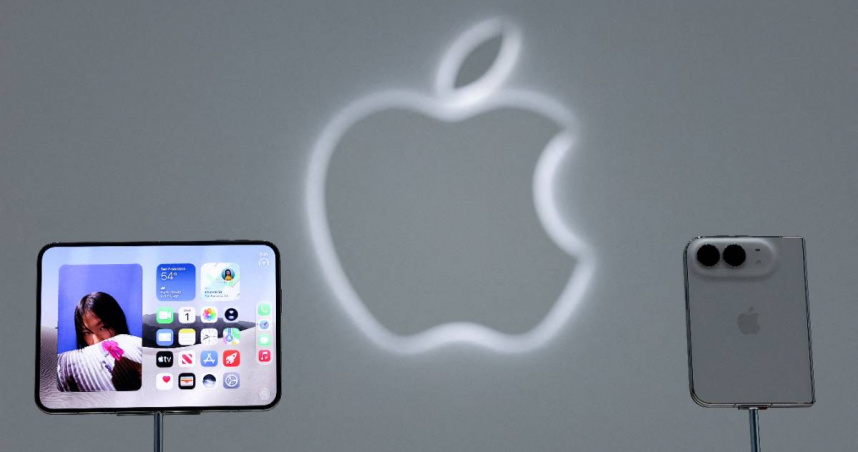 蘋果推出首款摺疊手機iPhone Duo。（圖／達志／路透社）