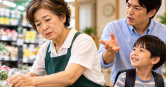 70歲婦人仍希望繼續工作，兒子卻希望她辭職專心照顧孫子。（示意圖／AI生成）
