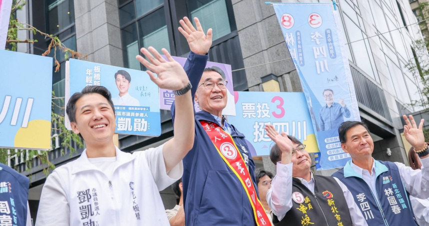 李四川一早站在板橋民權路與縣民大道交叉口向鄉親問候。（圖／李四川競辦提供）