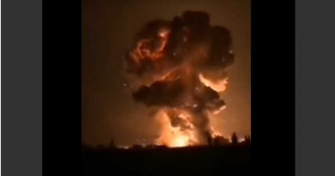 影/炮竹廠爆炸「蘑菇雲」烈焰衝天 3公里外玻璃全碎!女童驚喊:媽快跑
