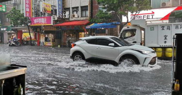 宜蘭雨彈襲擊「水淹半個輪胎高」!1樓店家全進水 慘況曝光