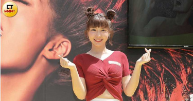 峮峮有條件開放摸胸 制服來不及換洗求代言