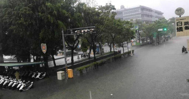 大雷雨狂炸!高雄鳳山一早淹大水 多處淹至小腿