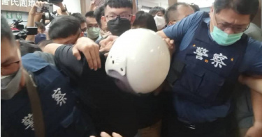 林信吾移送台南地檢署,歷經8個多小時複訊,表現冷漠態度,且未出現絲毫悔意。圖為林嫌落網後遭押解回警局,全程低頭不發一語。(圖/張進安攝)