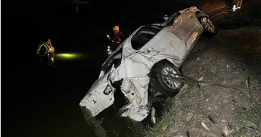 22歲男駕駛疑似為閃避車輛而衝進魚塭被拋飛,經送醫已無大礙。(圖/警方提供)