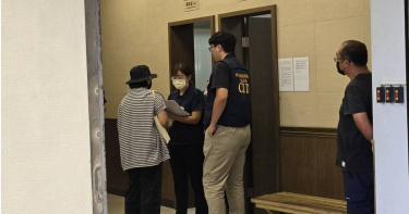 藝人唐治平的73歲母親3日被發現陳屍社區頂樓，唐治平4日傍晚才現身警察局，警方告知他到士林地檢找檢察官。（翻攝畫面）