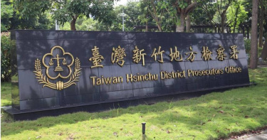 新竹魏姓拖吊車司機前年遇閃光黃燈未減速，撞擊女騎士頭部重創，事後未賠償，且否認有肇事責任，新竹地院認為他態度不佳，判刑10個月。（圖／報系資料照）