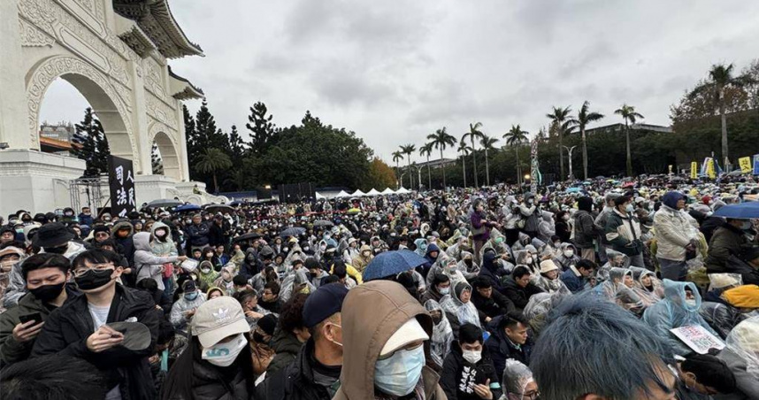 前民眾黨主席柯文哲遭羈押禁見，民眾黨號召人民今（11）日下午上街「釘孤枝」遊行，台北看守所表示，依照規定柯有熱水可洗，其餘不便透露。（圖／中國時報記者李奇叡攝）