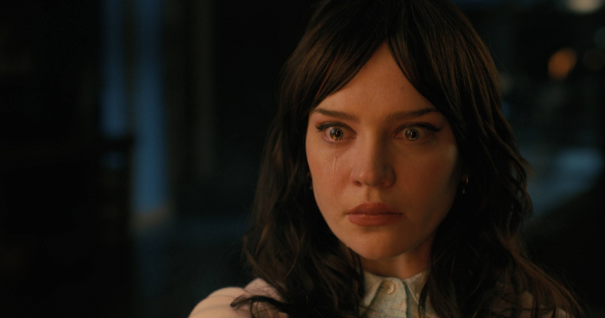 《完美伴侶》蘇菲柴契爾飾演性愛機器人，之後反撲成為恐怖情人。（圖／華納兄弟提供）