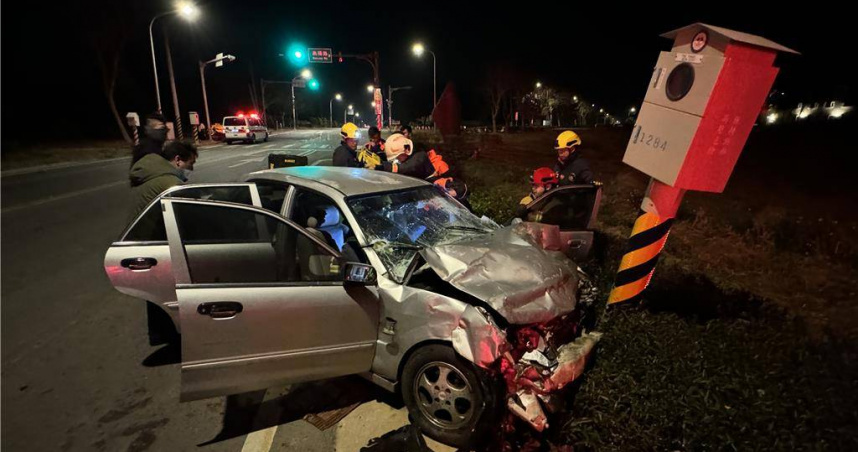 金門環島北路3段與高陽路口25日晚間發生一起嚴重車禍！肇事男子車輛追撞停等紅燈計程車後衝入對向車道猛撞路旁號誌燈控制箱柱體後停下，車頭全毀、受困車內。(圖／中國時報于家麒攝)