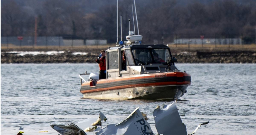 一架載著64人的美鷹航空5342號班機於降落時，在機場附近的波多馬克河上空與1架乘載3名陸軍官兵的美國陸航UH-60黑鷹直升機相撞。（圖／達志／美聯社）
