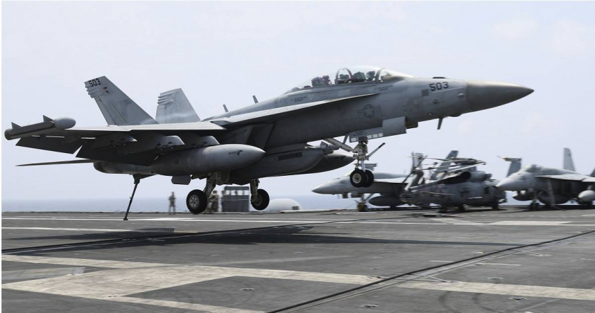 1架在雷根號航母上進行訓練的EA-18G「咆哮者」電子作戰機（EA-18G Growler）。（圖／達志／美聯社）