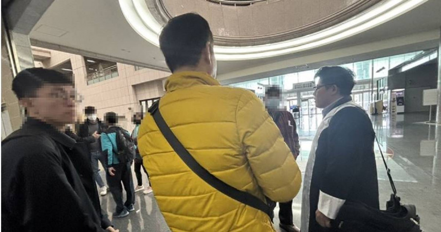 陳梅慧家屬與徐姓駕駛今日首度開調解庭以及準備程序庭，陳梅慧的家屬與男友委任律師邱顯智出庭。（圖／翻攝三立新聞網）