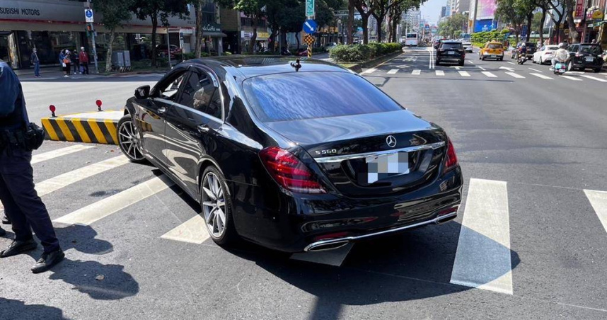 徵信社趙姓老闆駕駛賓士車不慎自撞。(圖/翻攝照片)