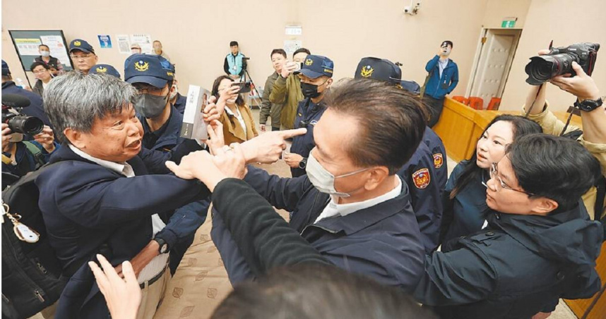 社子島區段徵收事業計畫公聽會，政大地政系教授徐世榮（左一）與國民黨台北市議員林杏兒（右二）爆發激烈口角。（圖／中國時報杜宜諳攝）