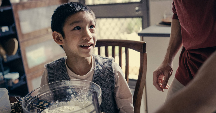 謝以樂在劇中飾演張鈞𡩋患有腦性麻痺獨生子，展現優異的演技。（圖／公視、中華電信、瀚草文創提供）