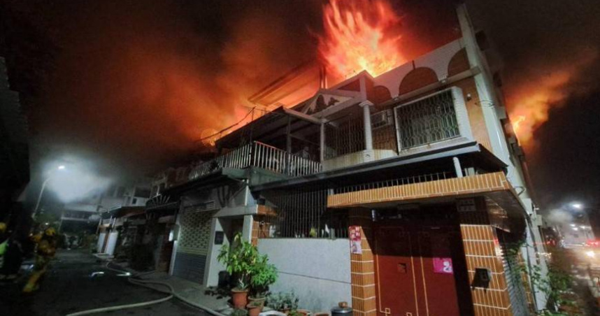 嘉義1棟透天民宅發生火災，大火延燒波及至少6戶，所幸無人受困傷亡。（圖／翻攝畫面）