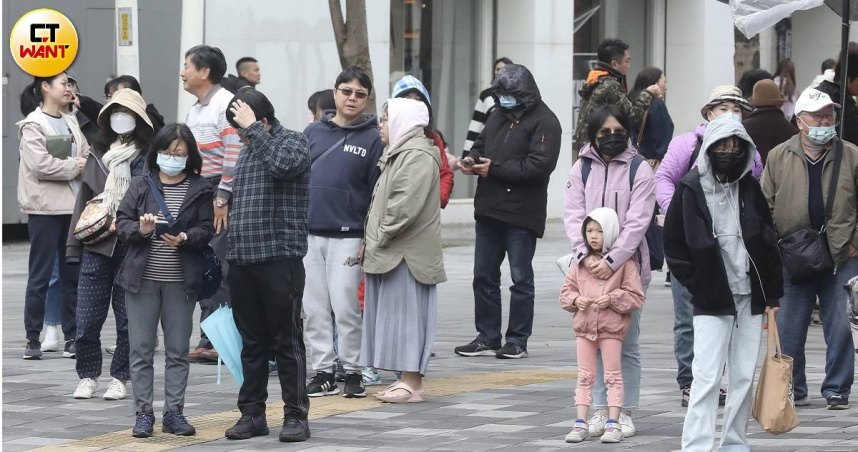 明天清晨氣溫持續偏低，部分地區可能出現6度以下低溫，民眾出門在外宜留意保暖。（示意圖／劉耿豪攝）