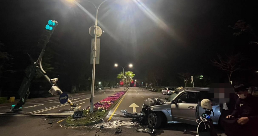 北市南港區24日凌晨發生酒駕，柯男駕駛的自小客車直接撞上分隔島。（圖／翻攝畫面）