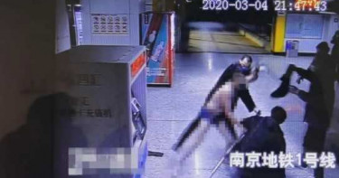地鐵量體溫脫到「剩內褲」!失控男咬傷2警:你看我美不美?