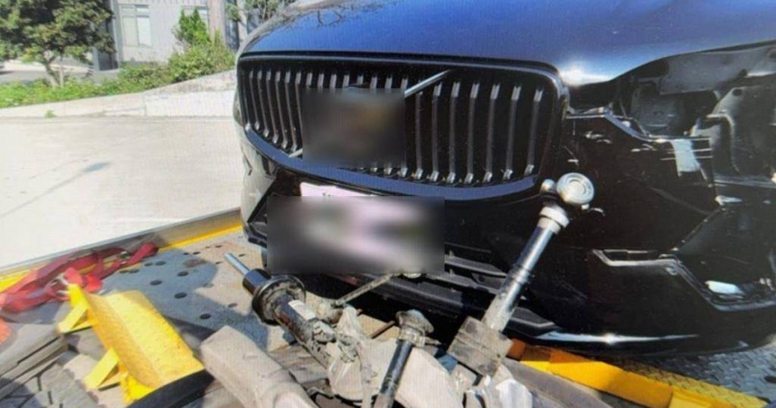 今日下午2時許，國道1號楊梅路段發生1起交通事故，小客車因開啟輔助駕駛系統，未注意到前車狀況，導致車輛撞擊內線車道的工程車。（圖／國道公路警察局提供）