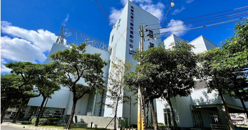 21日晚間，1名媽媽在蘆竹運動中心與孩子在兒童池戲水時，突被吸水孔吸住，難以掙脫。（圖／翻攝畫面）