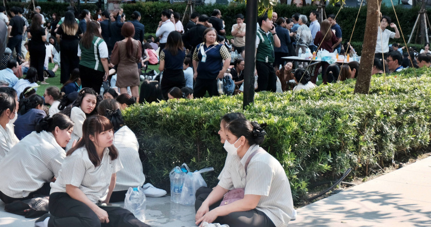 地震發生後，泰國曼谷大批民眾逃往室外避難。（圖／達志／美聯社）