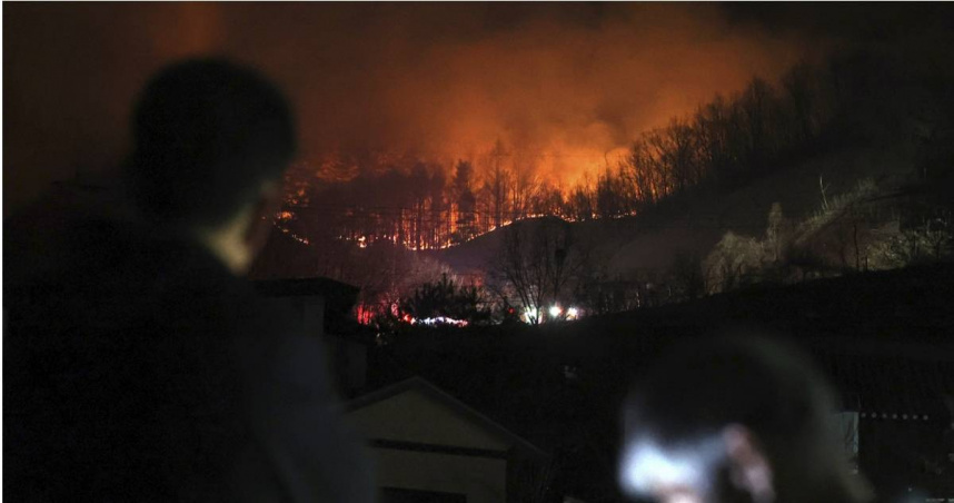 韓國嶺南地方爆發史上最嚴重的連環山火災情，持續肆虐超過1週。 （圖／達志／美聯社）