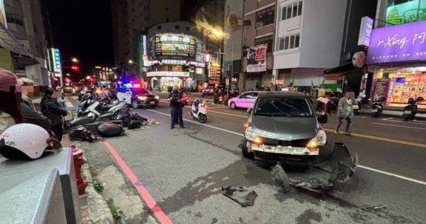 王男駕車身體不適失控，導致該車陸續撞擊6輛汽機車，造成3人擦挫傷送醫。（圖／翻攝畫面）