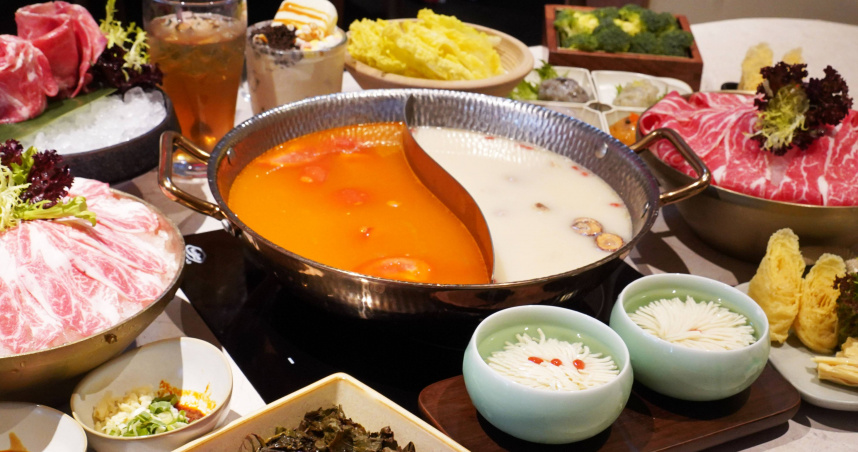 在撈王可任選兩湯底組成「太極鴛鴦鍋」（780元），圖為「粵式胡椒豬肚雞煲」（右）、「番茄煨豬軟骨」口味。（圖／魏妤靜攝）