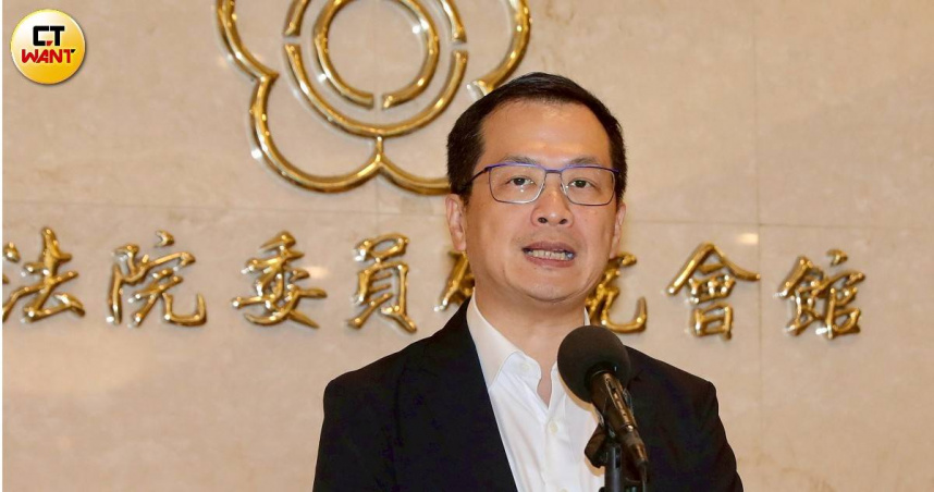 立委羅智強辦公室主任陳冠安負責「罷吳」團體空戰，今早遭搜索帶走。（圖／黃耀徵攝）