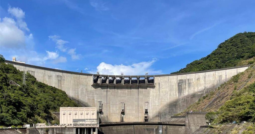 翡翠水庫水力發電去年收入創新高、超過8.5億元，不過售電給台電的合約費率被質疑過低，致使市庫每年少收2億元。（圖／台北市翡管局）