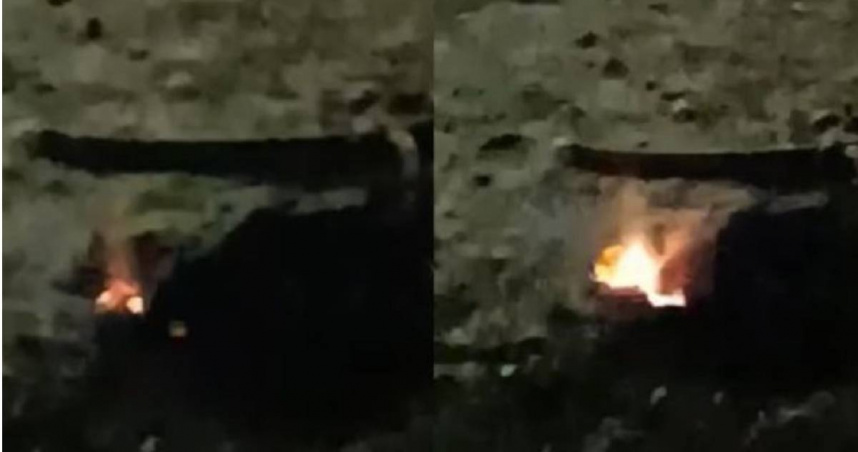 高雄中央公園地面的電線驚傳爆炸聲，甚至竄出火花，疑電線接觸不良惹禍。（圖／翻攝高雄大小事臉書）