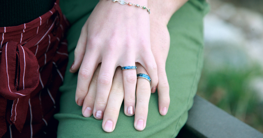 人妻帶4歲兒參加婚禮，竟與男同事十指緊扣進場。（示意圖／翻攝自unsplash）