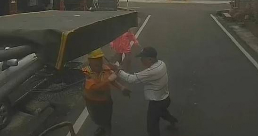 斗南清潔隊陳員遭民眾誤會拒收垃圾，因而被對方潑廚餘並持廚餘桶一頓猛砸。 （圖／翻攝畫面）