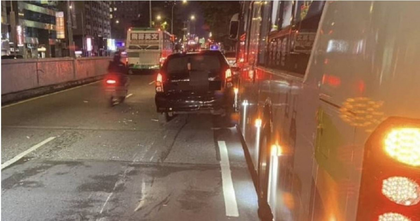 台北信義區驚險連環車禍,老翁失控撞車再撞公車。( 圖/翻攝畫面)