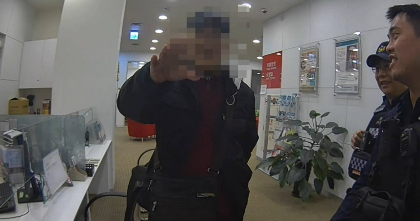 內湖80歲的李男險遭詐騙10萬,所幸內湖警力挽狂瀾,成功攔阻。(圖/翻攝畫面)