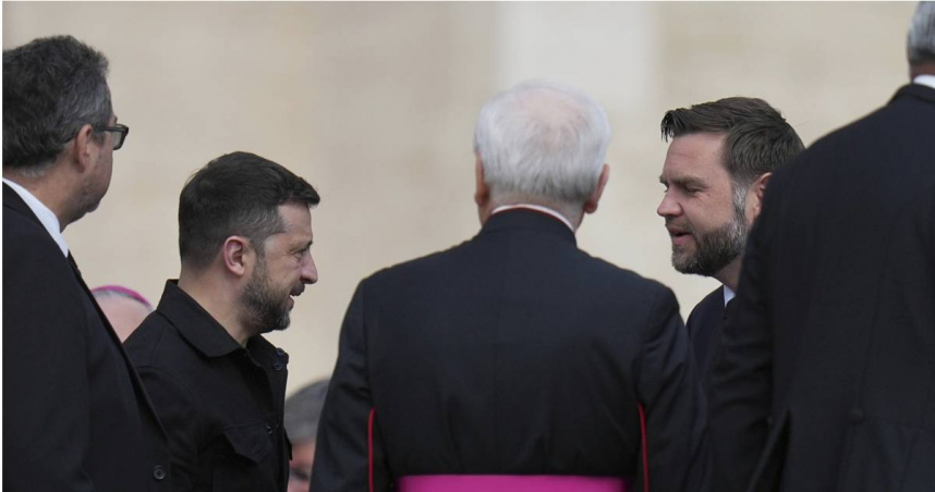 烏克蘭總統澤倫斯基18日在新任教宗良十四世就職典禮期間，緊急會晤美國副總統范斯。（圖／達志／美聯社）