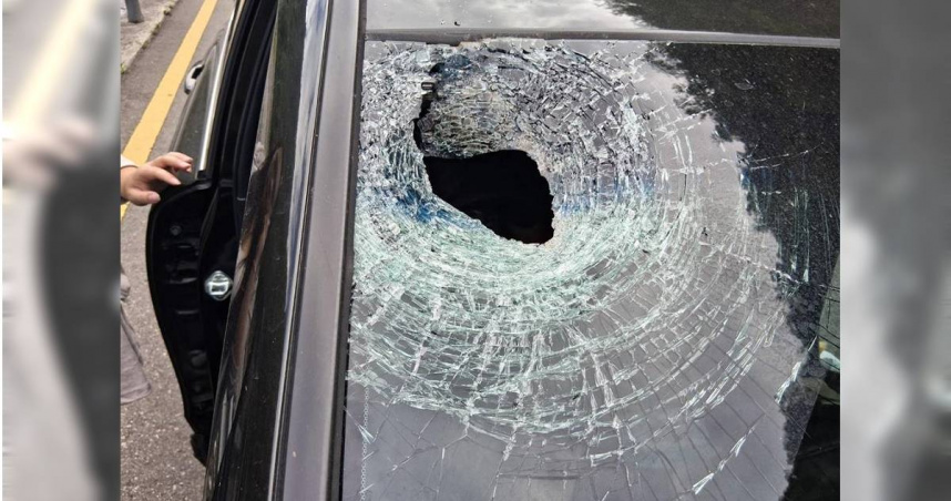 車輛車窗遭砸破。（民眾提供／李京昇台中傳真）