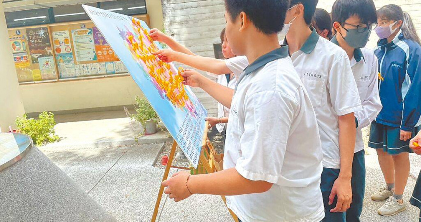 永仁高中全校師生在「微笑天使」看板繫滿黃絲帶與紙鶴，表達對蔡老師的不捨與懷念。（圖／翻攝畫面）