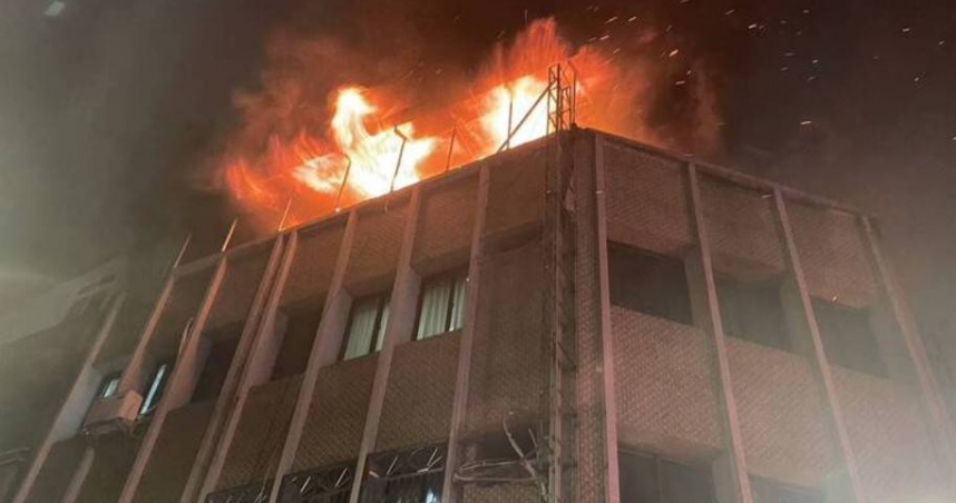 桃園夜市附近的1棟民宅4樓火警，神明廳突起火燃燒，消防員迅速灌救所幸無傷亡。（圖／翻攝畫面）