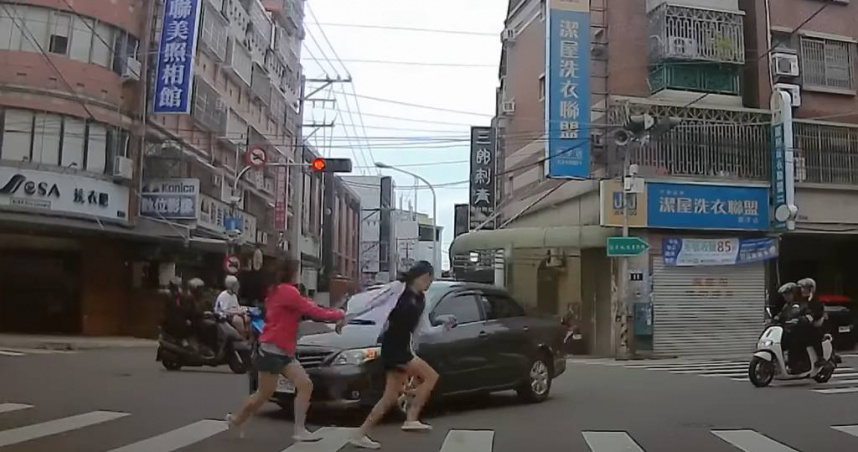 左轉車猛衝險撞行人。（ 圖／翻攝畫面）