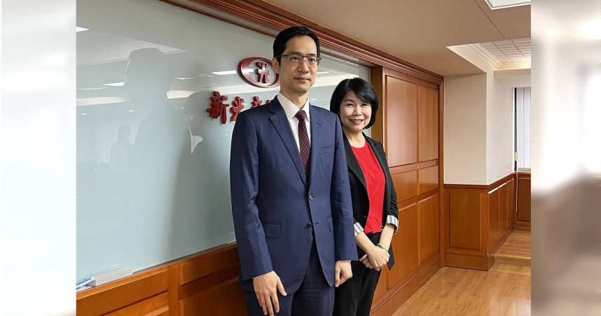 新光產險董事長吳昕紘（左）與總經理何英蘭。（圖／讀者提供）