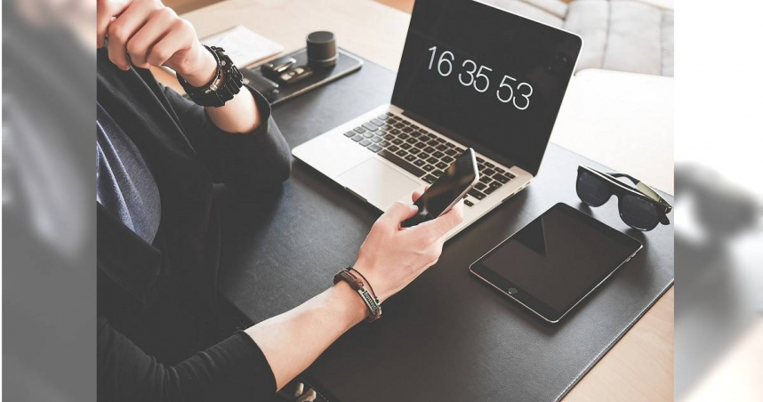 女子因未提早到班，而被父親批評「不懂社會化」、「給人好印象很重要」，讓她感到委屈。（示意圖／Pixabay）